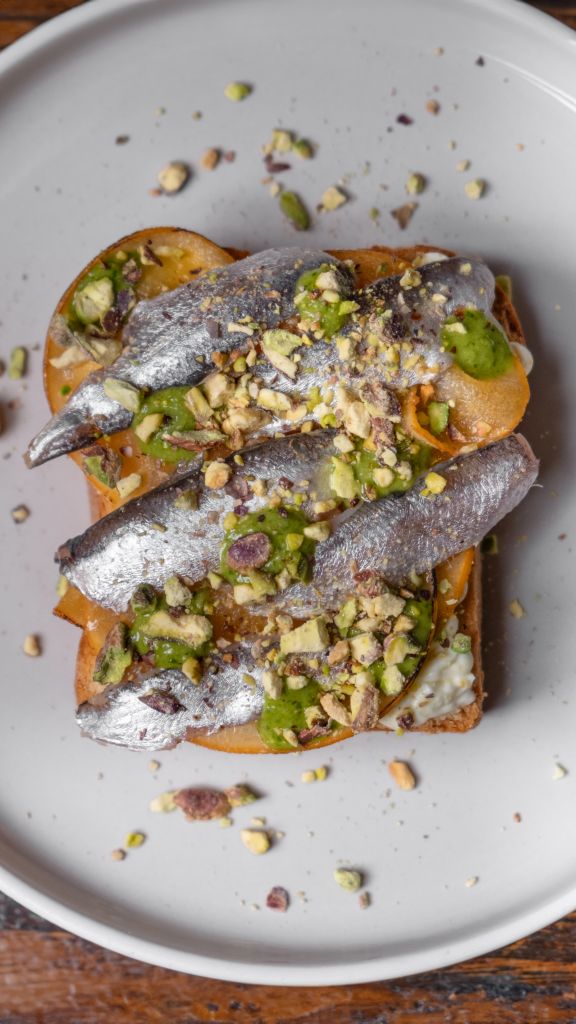 Карамелизованная хурма с анчоусом, цитрусовым сливочным сыром и соусом песто