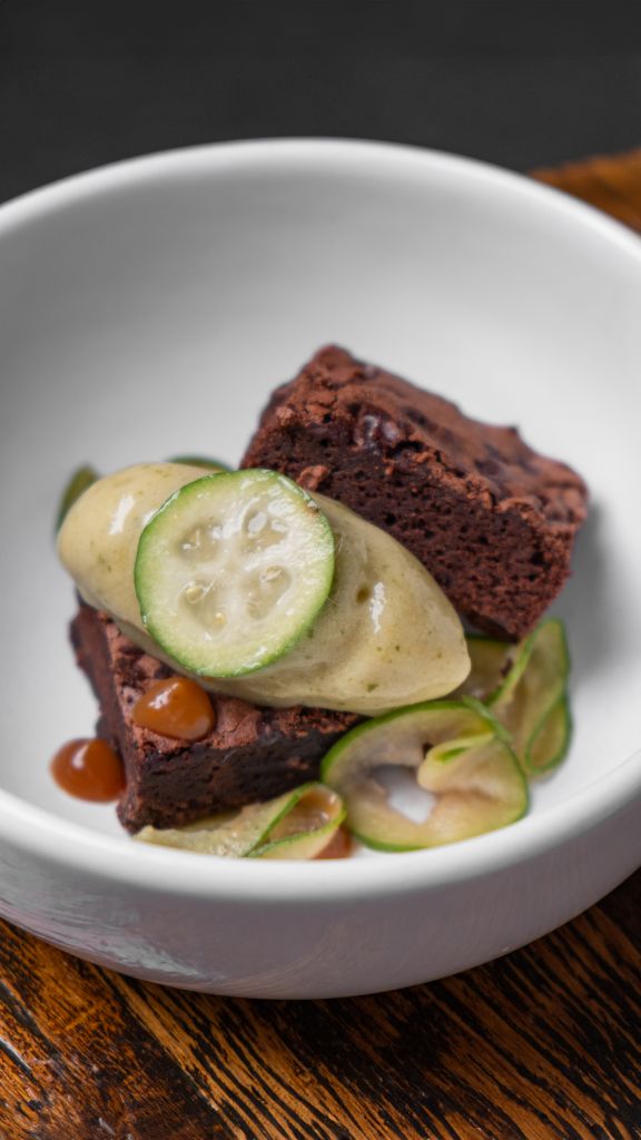 Шоколадный брауни с карамелью и сорбетом из фейхоа