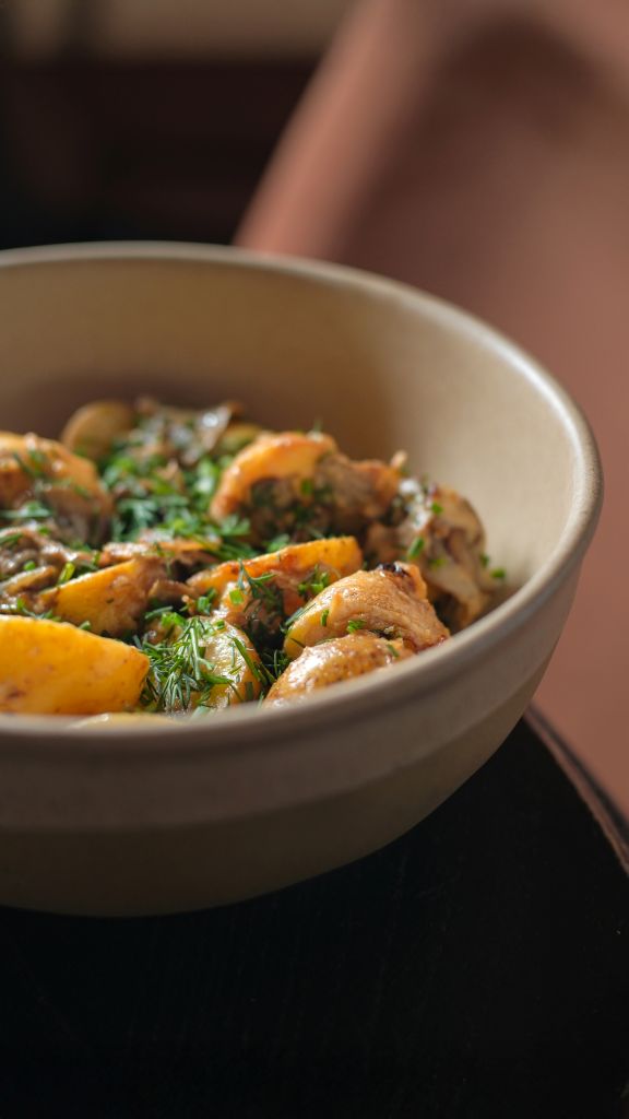 Жареный картофель с грибами, зеленью и постной сметаной