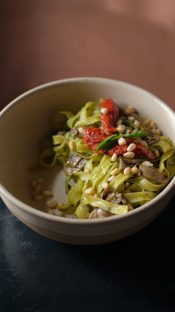 Паста с песто, шампиньонами, вялеными томатами и кедровыми орехами