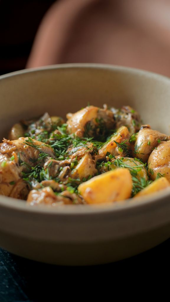 Жареный картофель с грибами, зеленью и постной сметаной