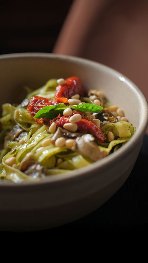 Паста с песто, шампиньонами, вялеными томатами и кедровыми орехами