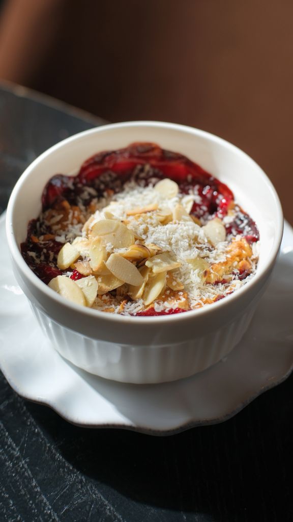 Постный вишневый тарт с миндалем и кокосом